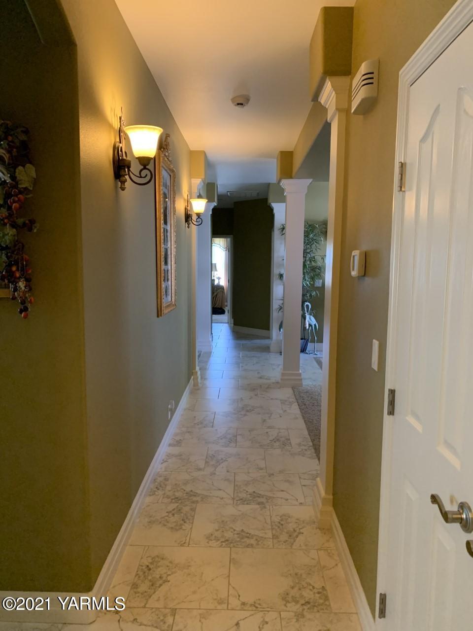 14841 Fisk Road Yakima, WA 98908 - Photo 7 of 59 a view of a hallway