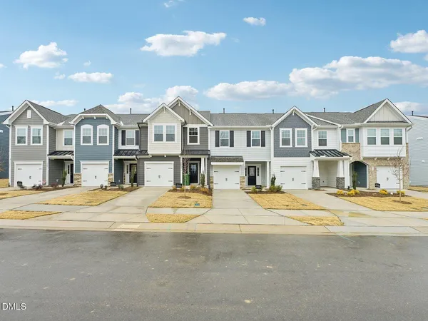 $1,950 | 907 Kensley Grv Lane, Fuquay-Varina, NC 27526