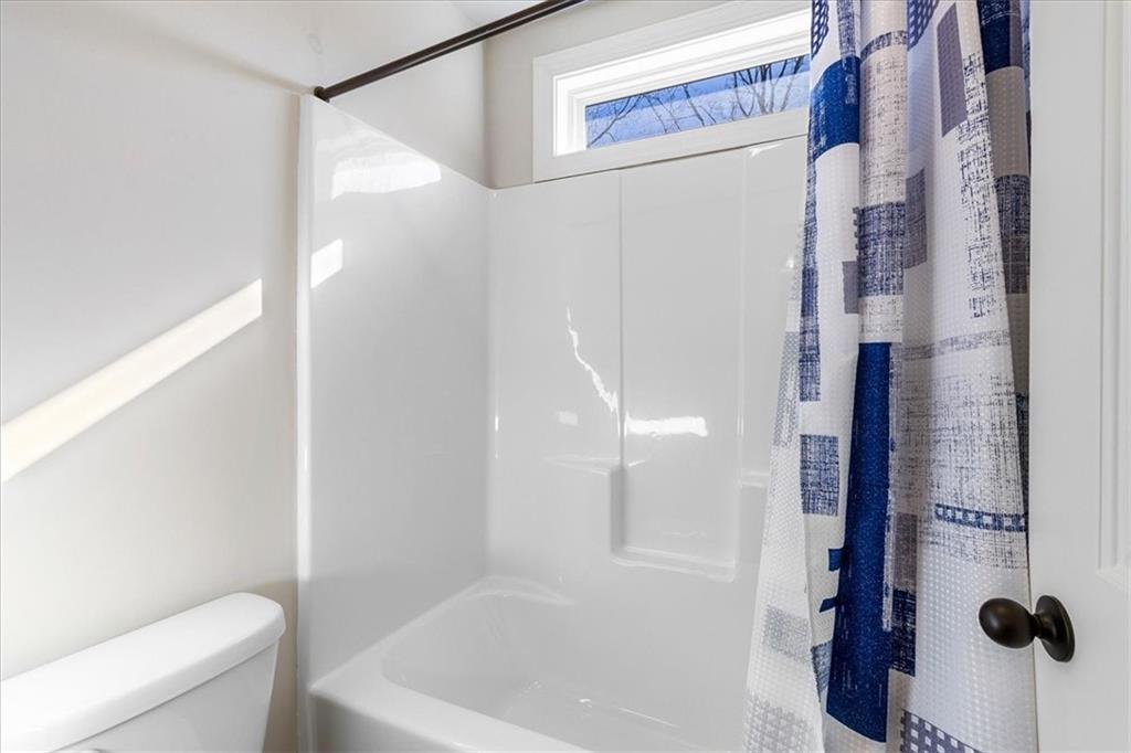 191 Crystal Lake Boulevard Hampton, GA 30228 - Photo 40 of 68 a bathroom with a bathtub and shower