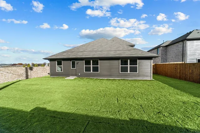 a view of a house with backyard