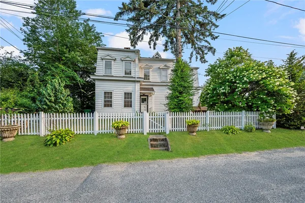 $975,000 | 10 Hendricks Street, South Kingstown, RI 02879