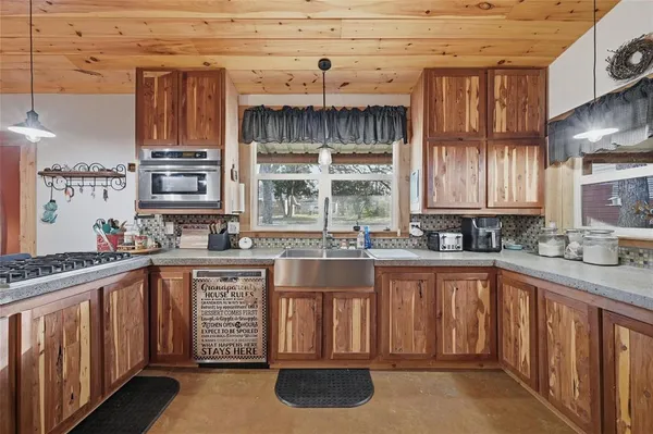 $349,900 | 115 Friar Tuck Drive, Gordonville, TX 76245