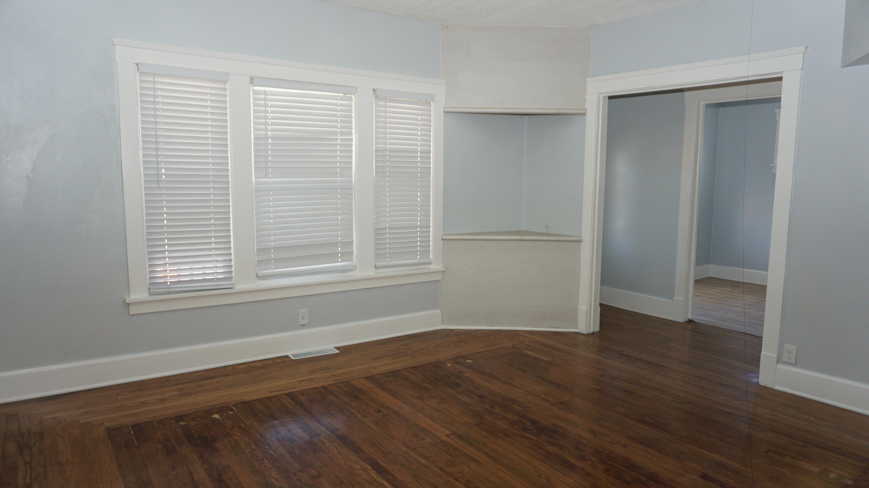 2113 16th Street Racine, WI 53403 - Photo 8 of 27 Living room