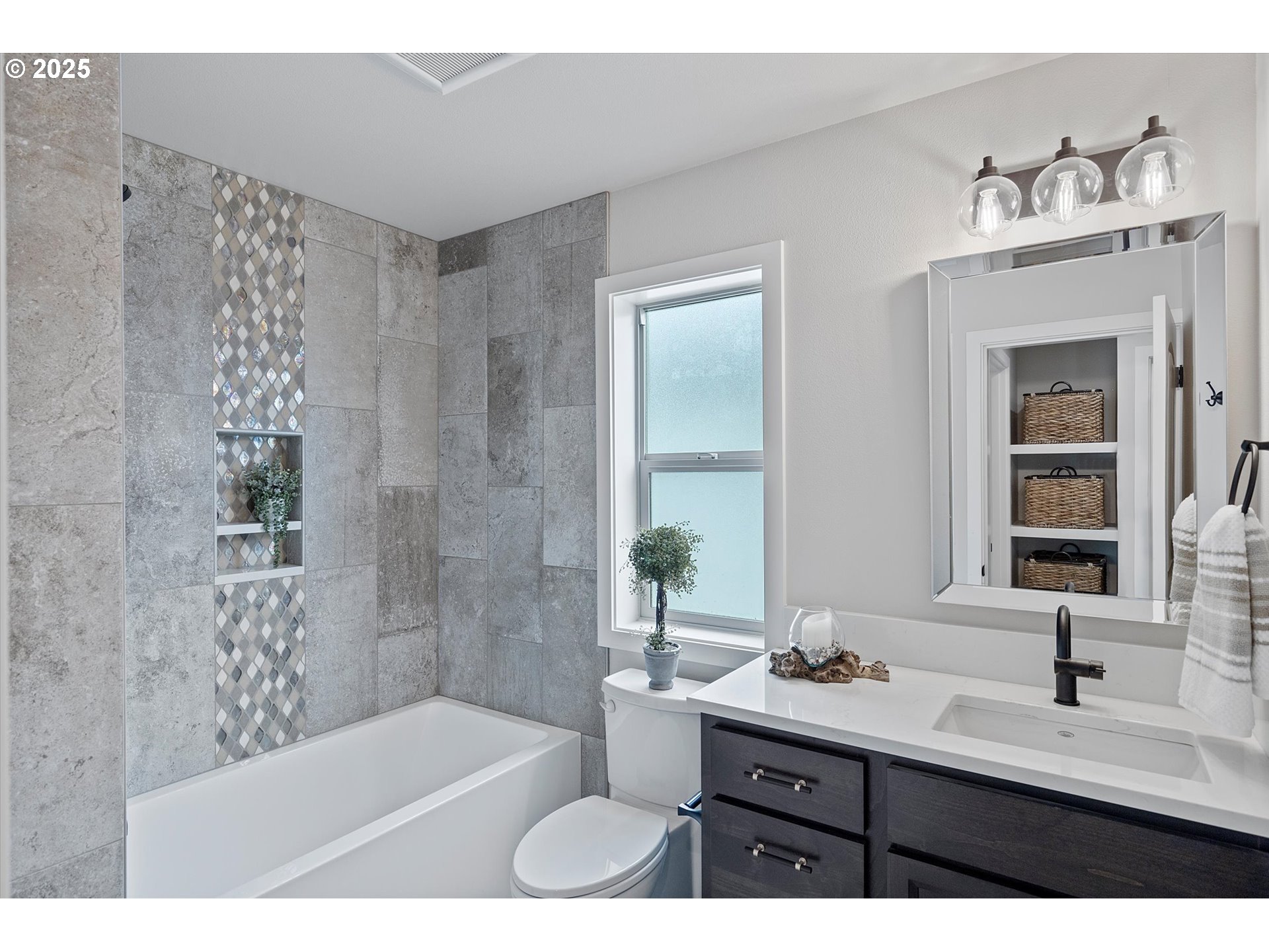 811 Southwest 13th Street Newport, OR 97365 - Photo 22 of 45 a bathroom with a tub sink vanity granite and a mirror