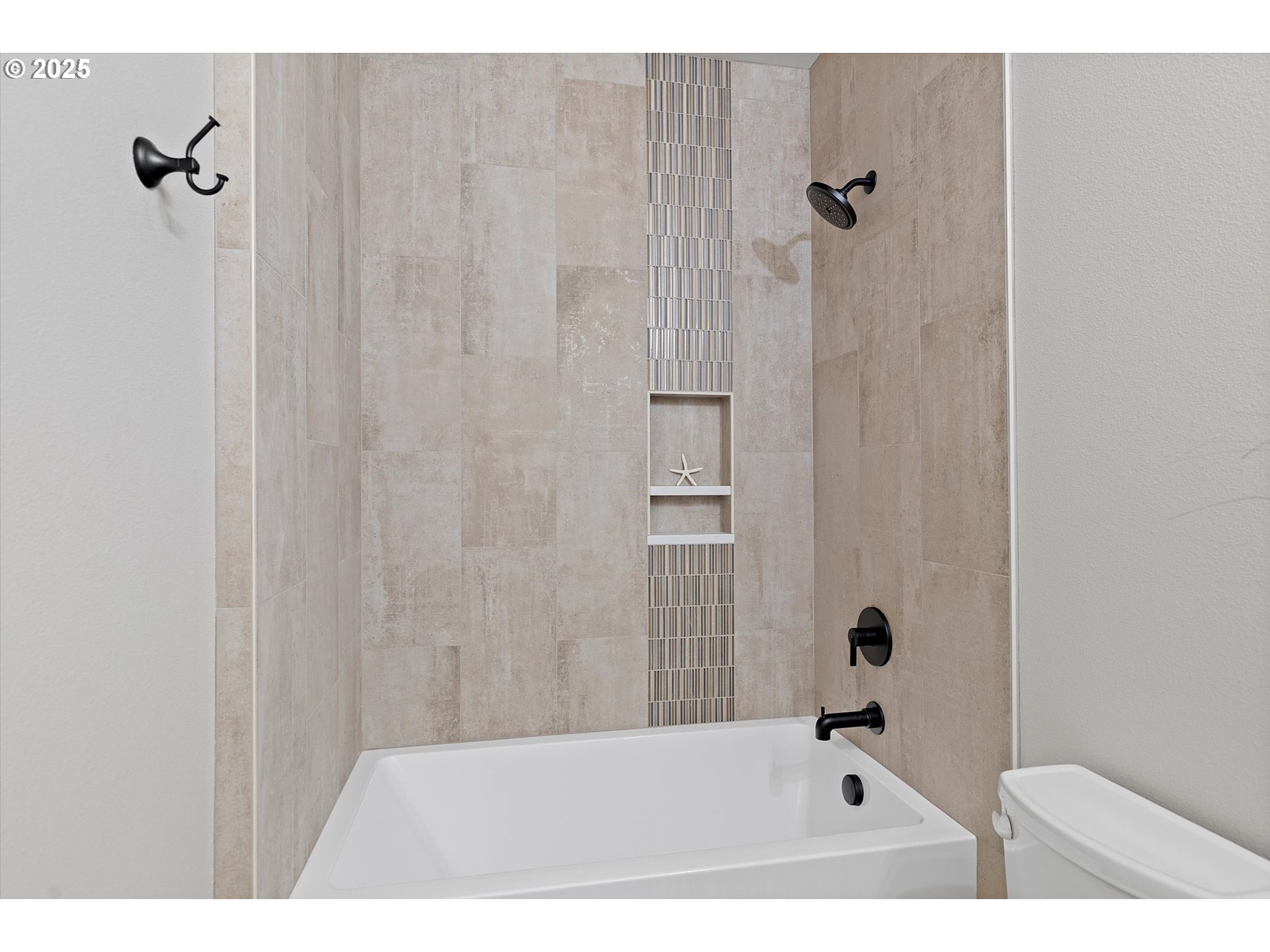 811 Southwest 13th Street Newport, OR 97365 - Photo 40 of 45 a bathroom with a bathtub