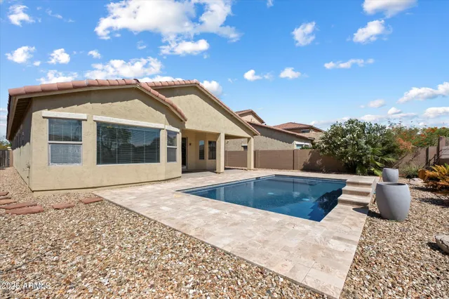 a view of a house with backyard