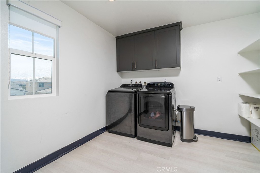 2414 Crater Avenue Rialto, CA 92377 - Photo 20 of 50 a utility room with sink dryer and washer