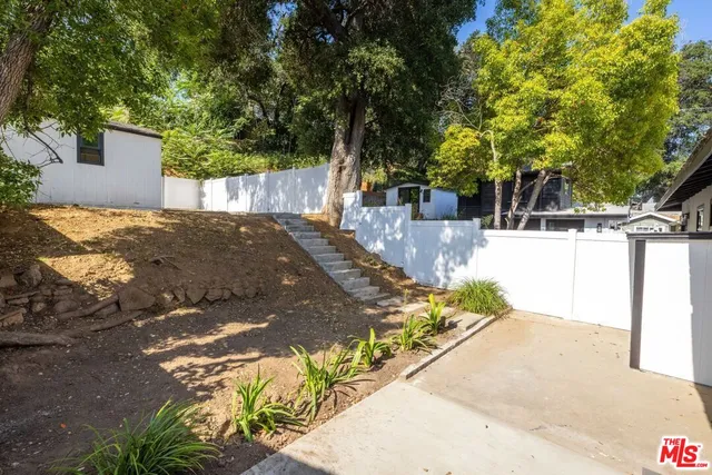 a view of a backyard