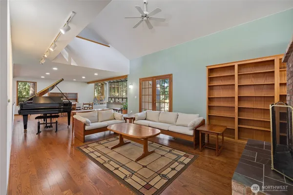 $895,000 | 323 Keach Court, Steilacoom, WA 98388