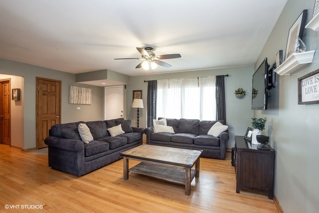 236 Kingsbridge Road Elk Grove Village, IL 60007 - Photo 2 of 13 a living room with furniture a ceiling fan and a window