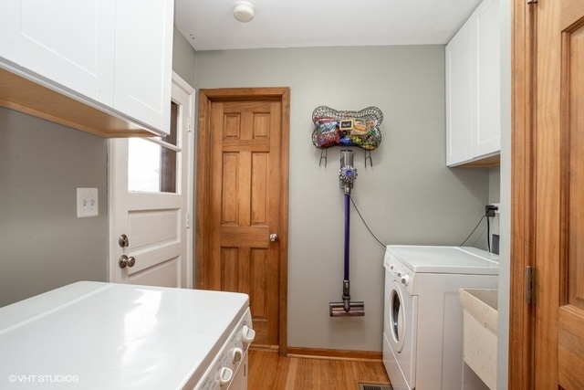 236 Kingsbridge Road Elk Grove Village, IL 60007 - Photo 11 of 13 a view of bathroom