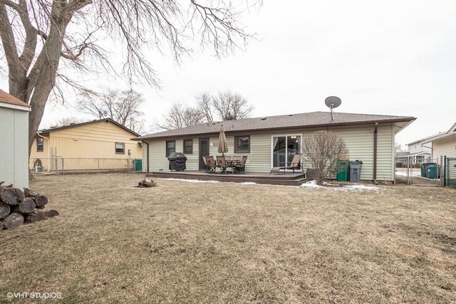 236 Kingsbridge Road Elk Grove Village, IL 60007 - Photo 12 of 13 a front view of a house with a garden