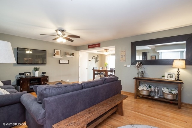 236 Kingsbridge Road Elk Grove Village, IL 60007 - Photo 3 of 13 a living room with furniture and a flat screen tv