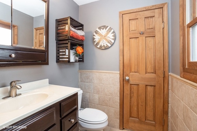 236 Kingsbridge Road Elk Grove Village, IL 60007 - Photo 7 of 13 a bathroom with a sink a toilet and shower