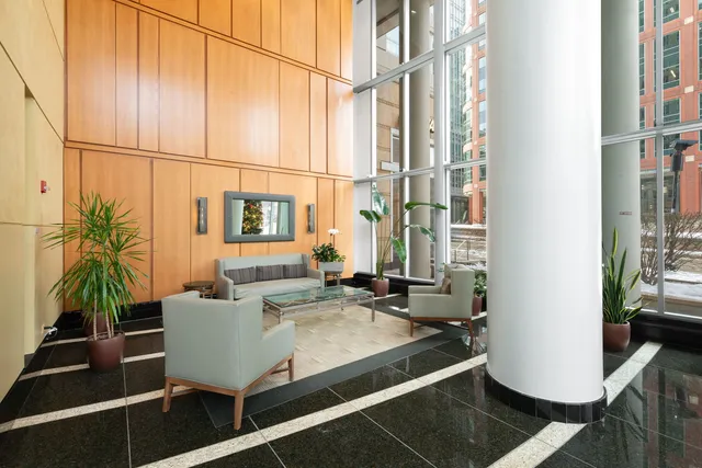$315,000 | 345 North LaSalle Street, Unit 407, Chicago, IL 60654