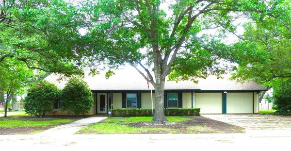 $289,000 | 2105 Stanton Street, Brady, TX 76825