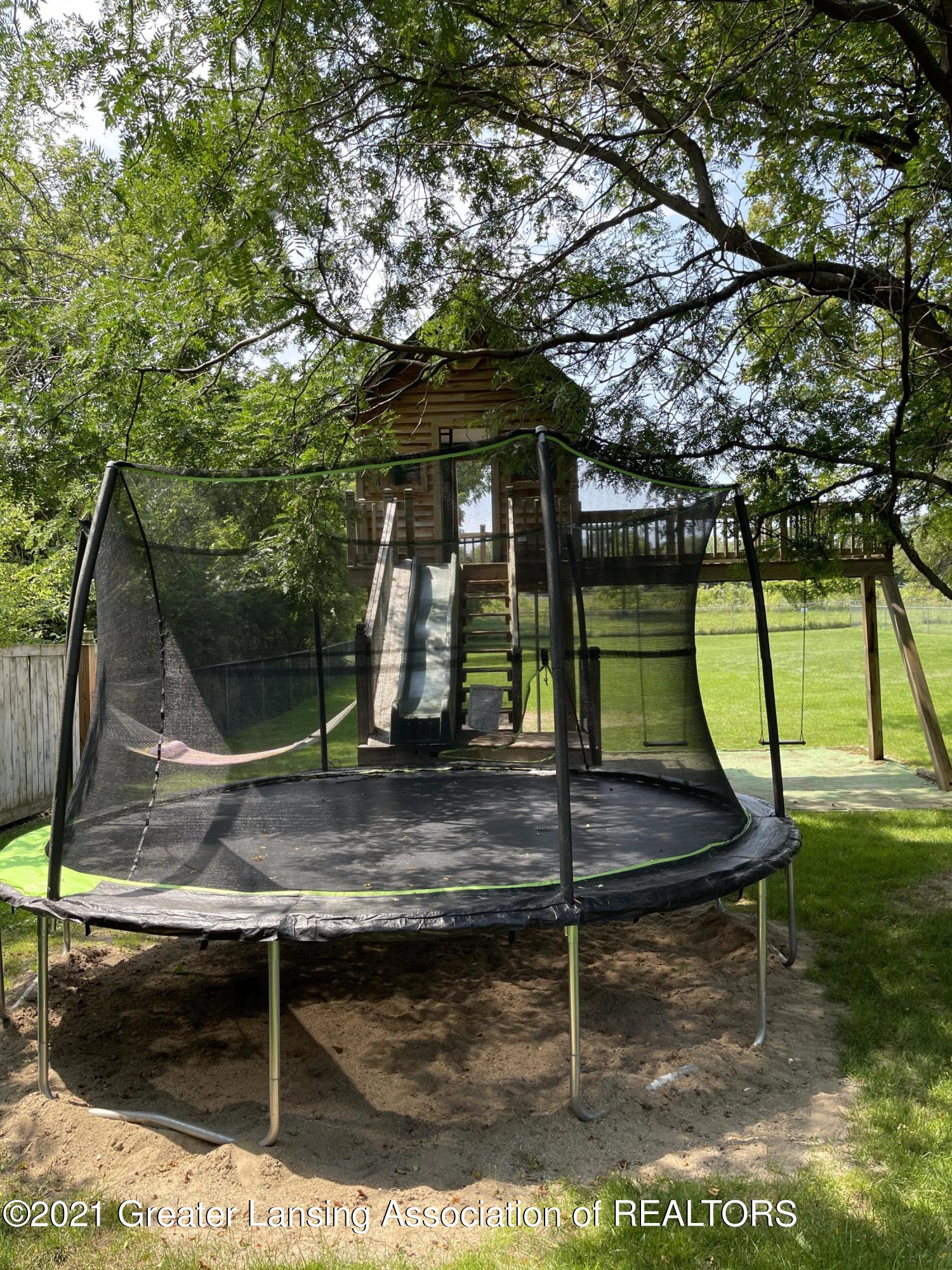 911 Clark Road Lansing, MI 48917 - Photo 17 of 18 Play2