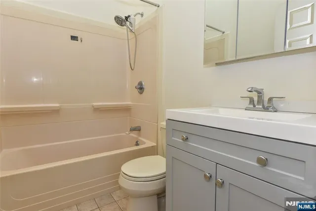 $2,800 | 272 Old River Road, Edgewater, NJ 07020