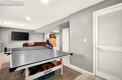 a view of a big room with closet and windows