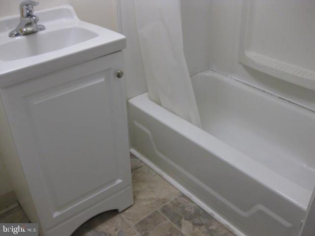 3800 12th Marcus Hook, PA 19061 - Photo 5 of 17 a bathroom with a bathtub