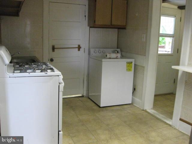 3800 12th Marcus Hook, PA 19061 - Photo 7 of 17 a utility room with dryer and washer