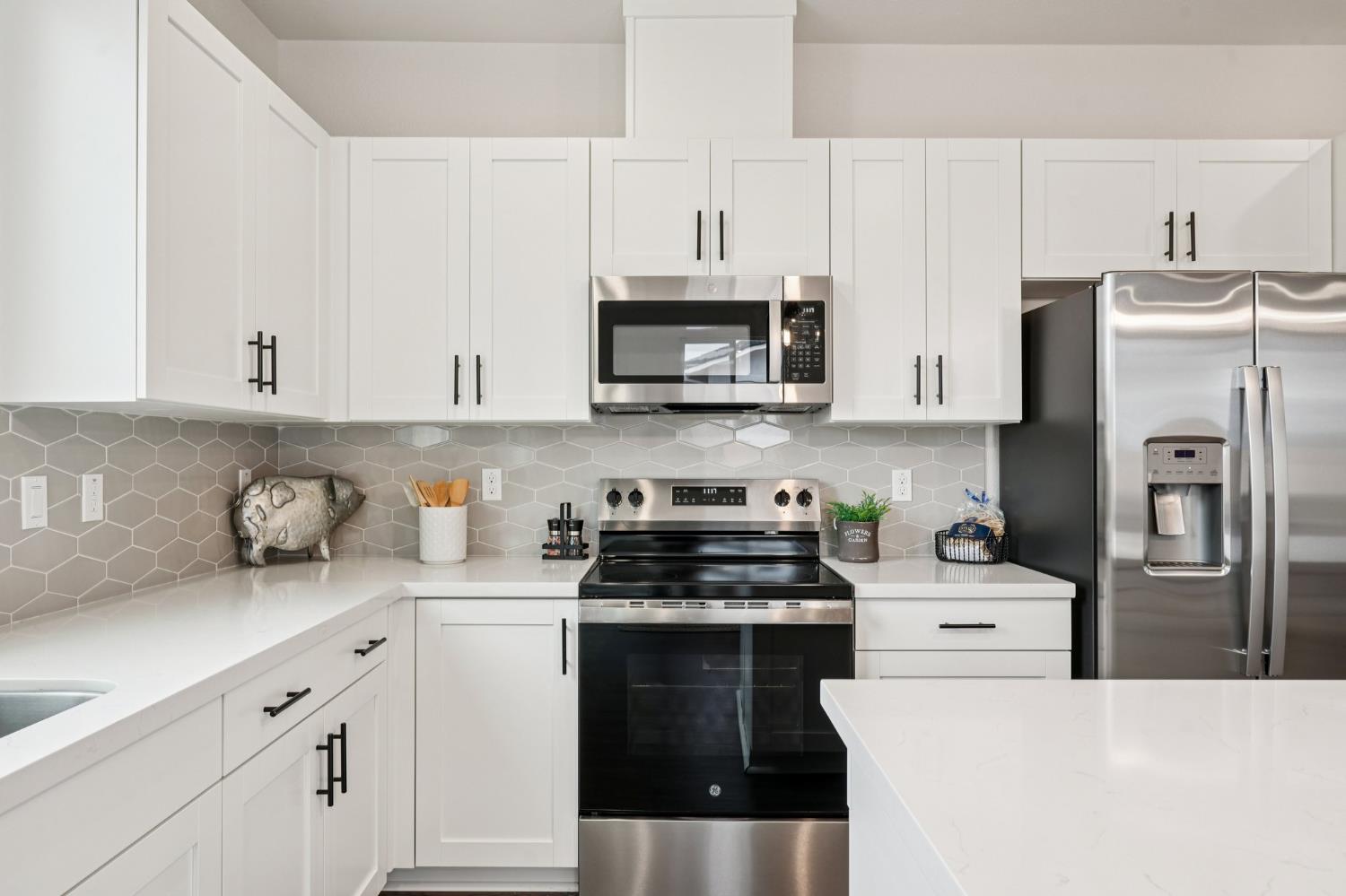 1639 Hansen Ranch Road Olivehurst, CA 95961 - Photo 10 of 33 Photo is of show home. Please see agent for colors, options and upgrades for this homesite.