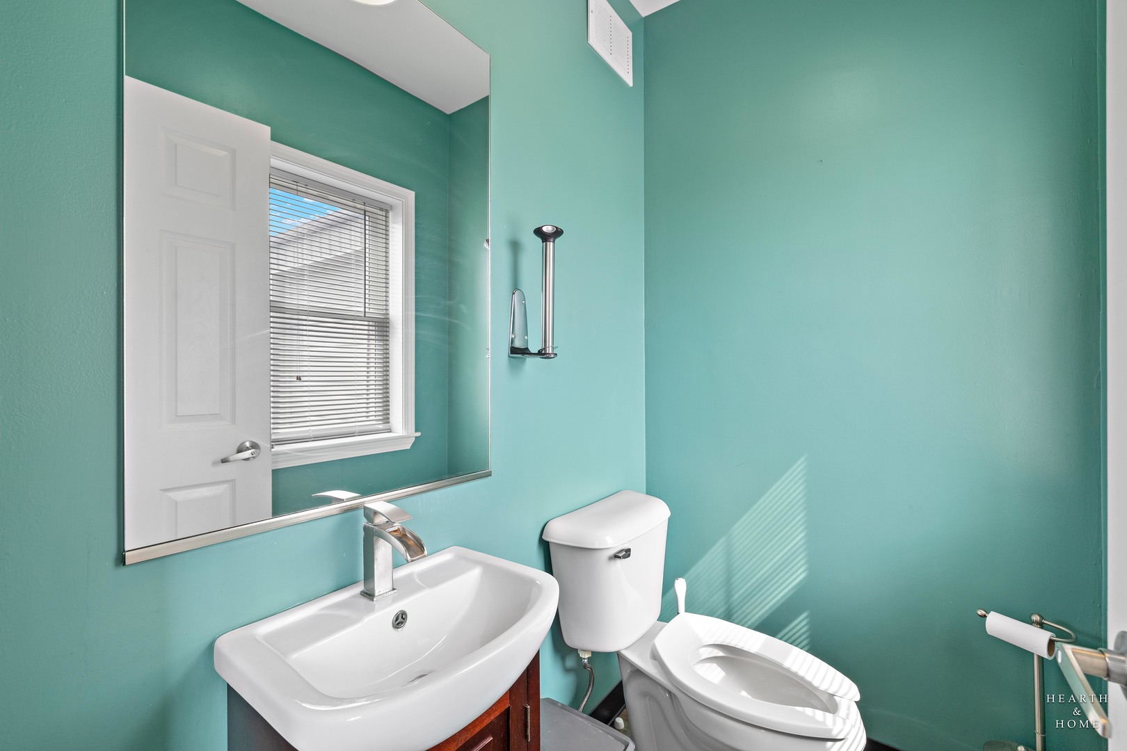 5214 State Rte 31 Crystal Lake, IL 60012 - Photo 13 of 30 a bathroom with a toilet a sink and mirror