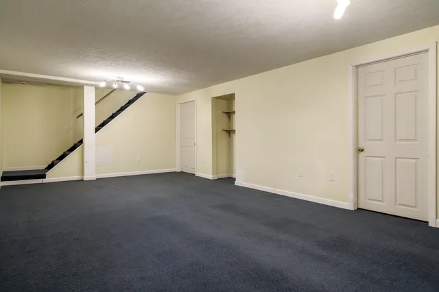 a view of a house with backyard and garden