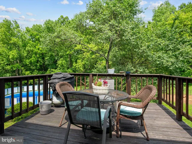 a view of yard with green space