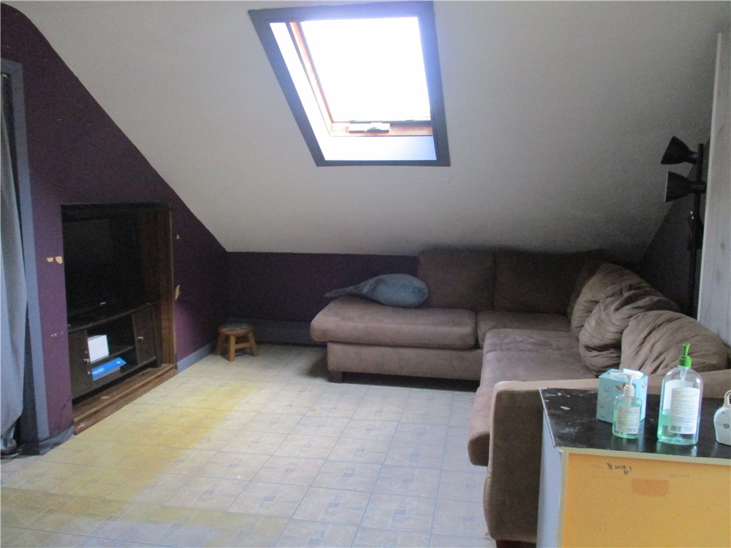 19 Gooding Street Pawtucket, RI 02860 - Photo 44 of 49 3RD FL LIVING ROOM