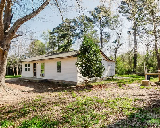 a view of back yard of the house