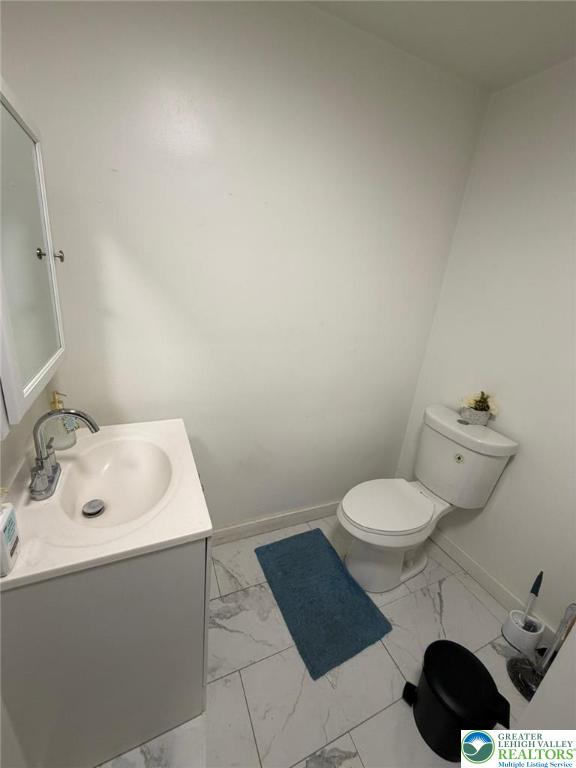 731 North Front Street Allentown, PA 18102 - Photo 15 of 22 a bathroom with a toilet sink and mirror