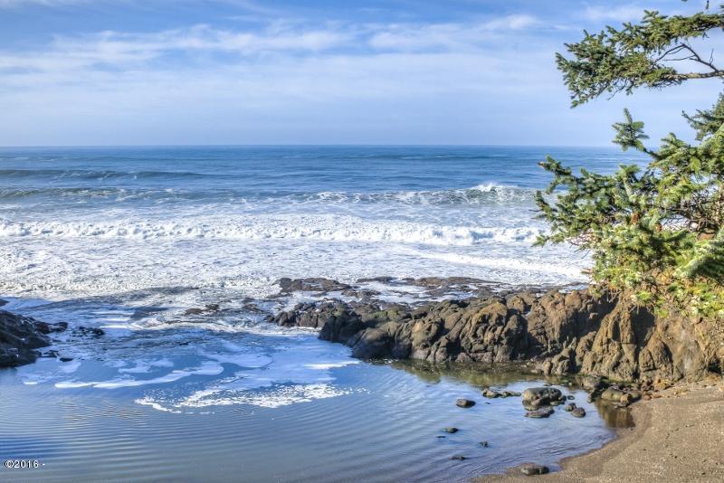 355 Midden Depoe Bay, OR 97341 - Photo 22 of 43 27-IMG_1627_8_9-Edit-24 (2) (800x534)