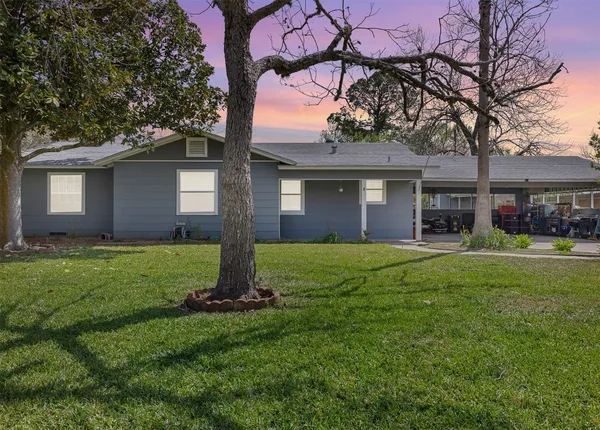 $299,000 | 107 North River Drive, Columbus, TX 78934