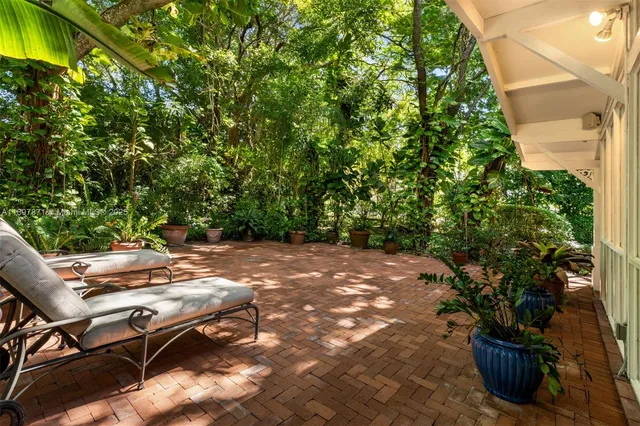 a view of a pathway both side of the house