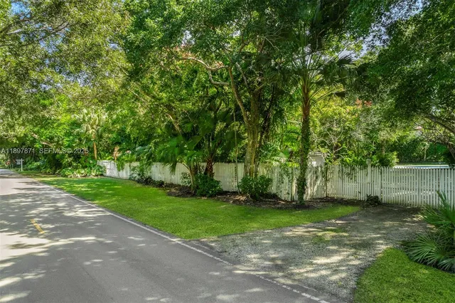 a view of a large yard