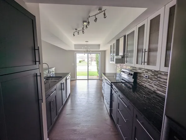 $2,600 | 8122 160th Street, Tinley Park, IL 60477