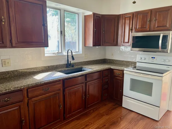 $3,200 | 8 Alden Place, Millbrook, NY 12545