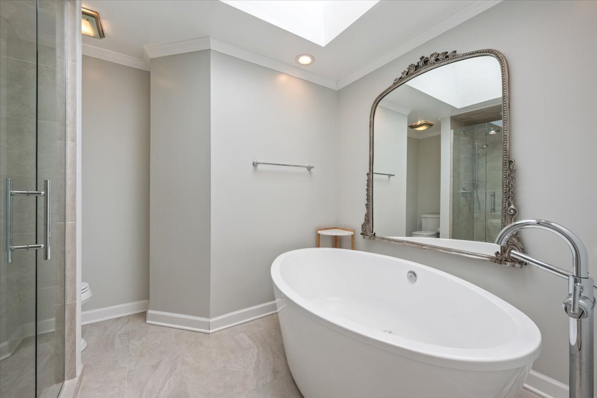 1588 White Oak Road Lake Forest, IL 60045 - Photo 15 of 35 a bathroom with a bathtub and a sink