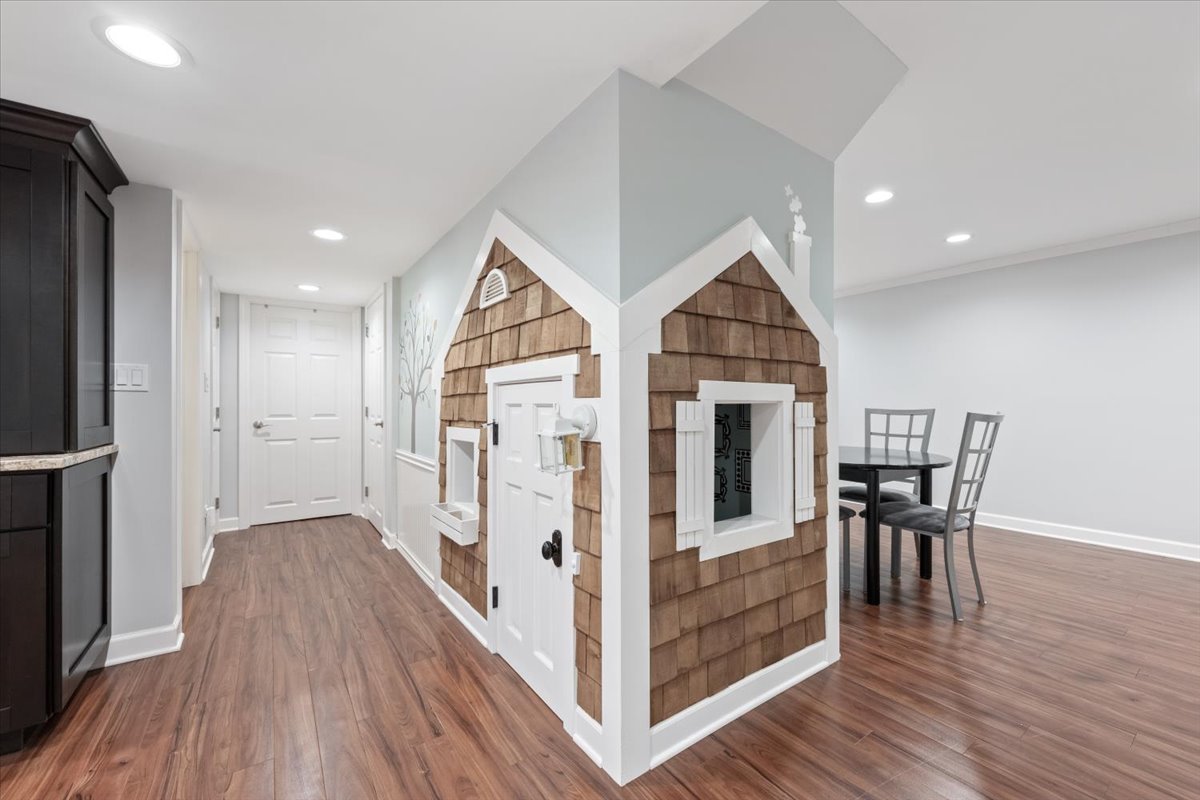 1588 White Oak Road Lake Forest, IL 60045 - Photo 25 of 35 a view of a hallway with wooden floor windows