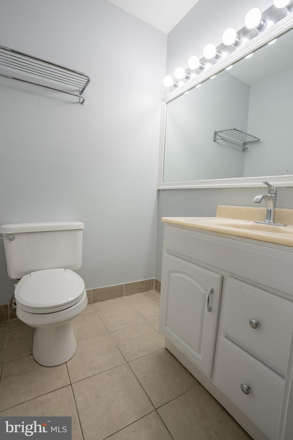 5870 Thunder Hill Road, Unit C3 Columbia, MD 21045 - Photo 11 of 20 JACK & JILL BATHROOM