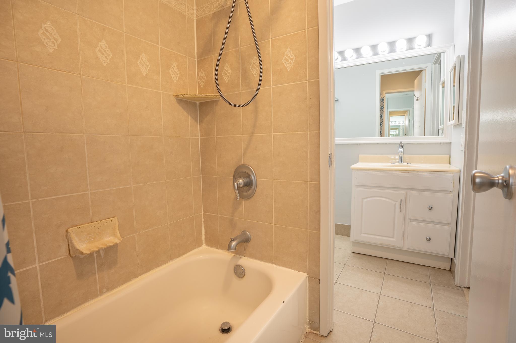 5870 Thunder Hill Road, Unit C3 Columbia, MD 21045 - Photo 10 of 20 JACK & JILL BATHROOM