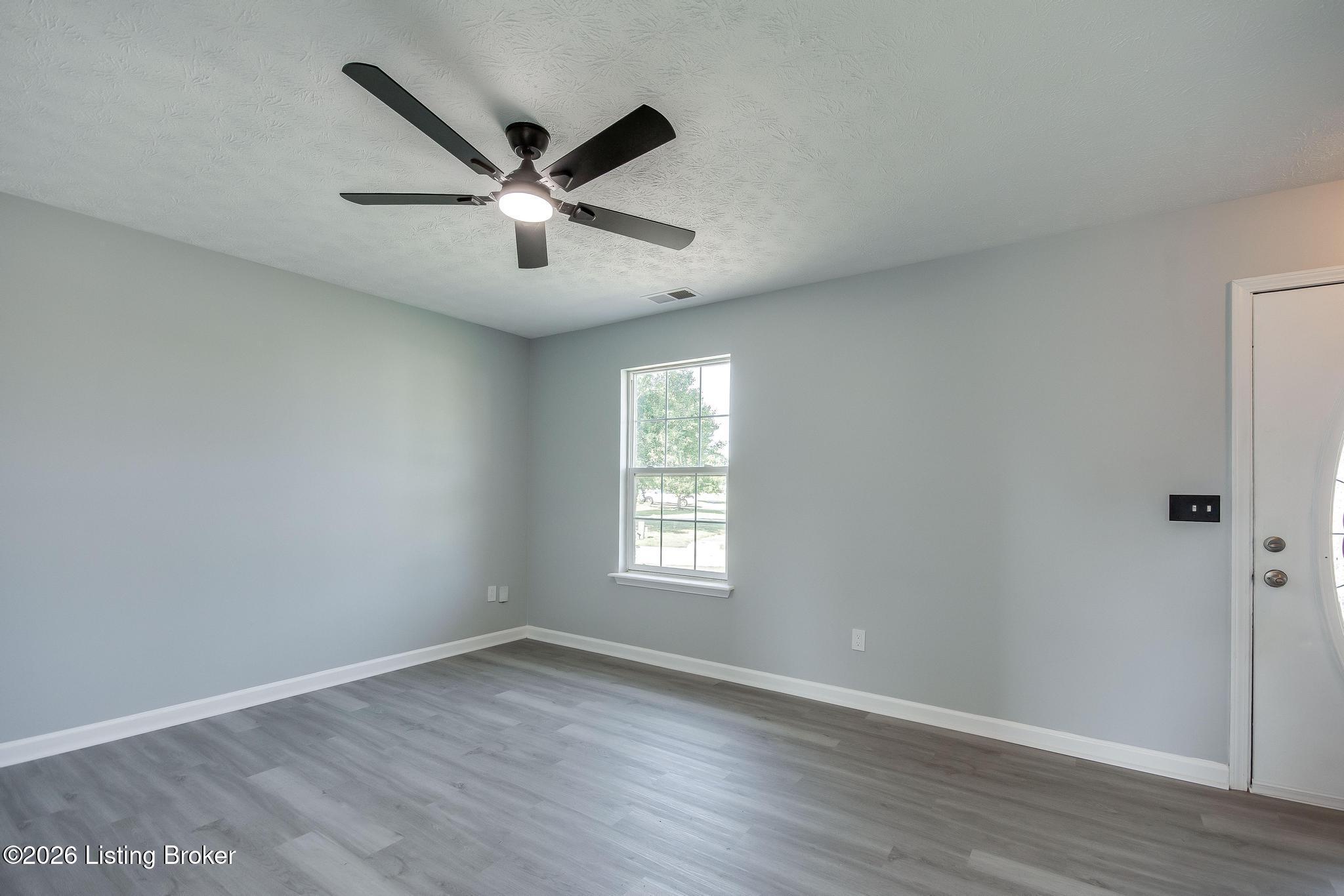 9727 Brooks Bend Road Louisville, KY 40258 - Photo 8 of 43 Living Room