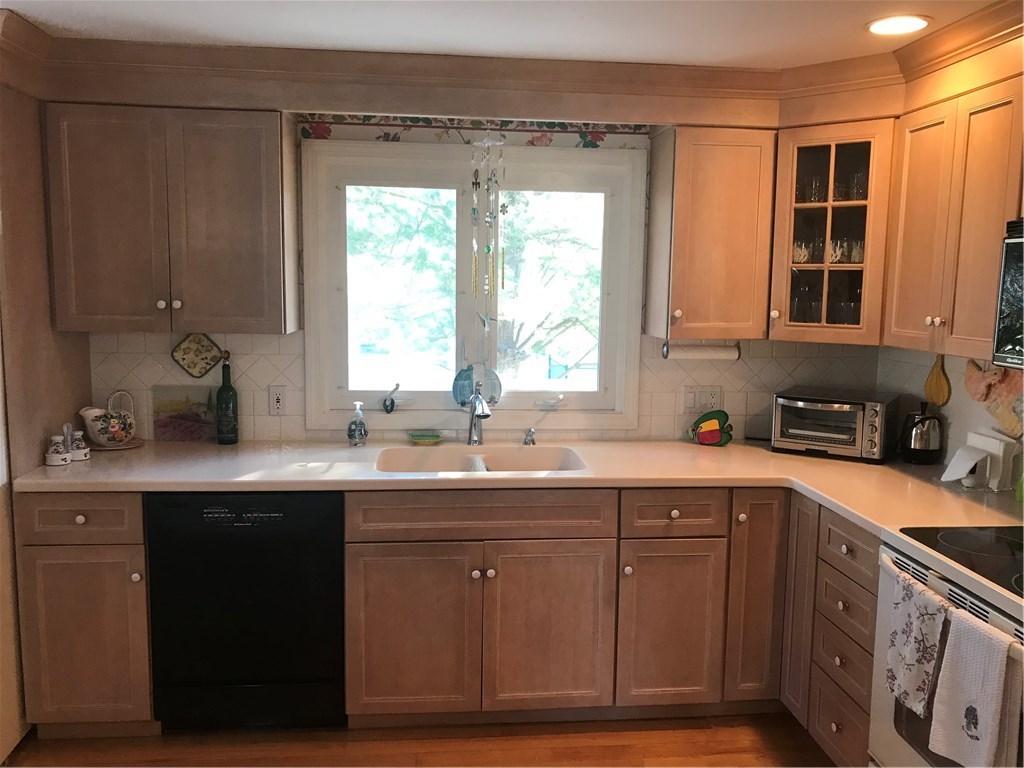 158 West Blue Ridge Road Cranston, RI 02920 - Photo 7 of 38 Gallery Image 7