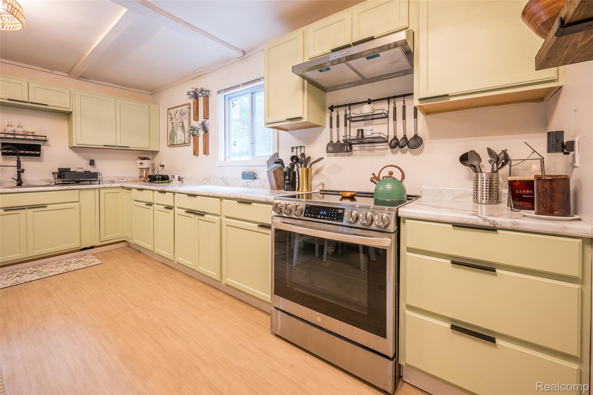 945 North Hockaday Road Gladwin, MI 48624 - Photo 6 of 25 Stainless Appliances