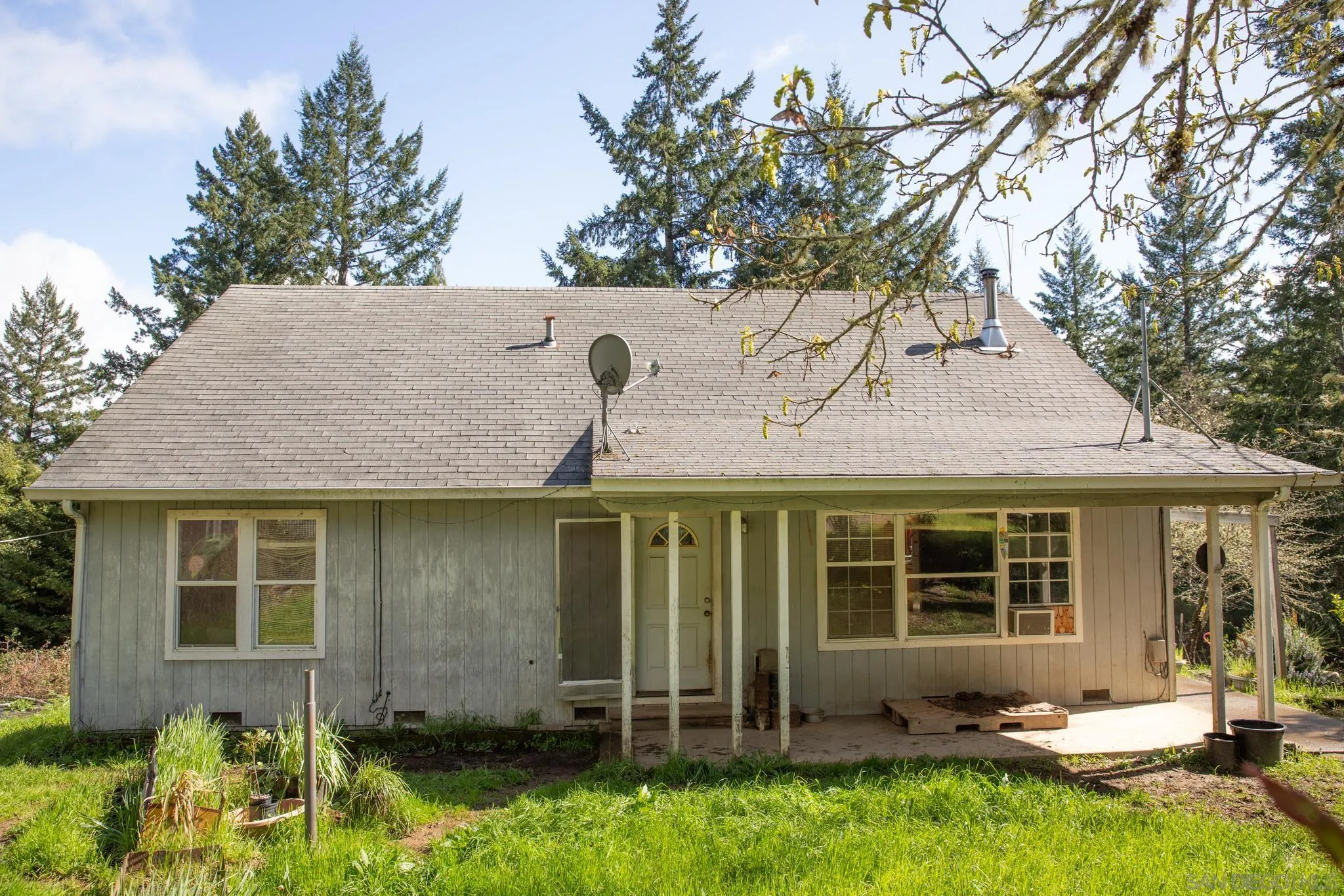 9897 Dyerville Loop Road Myers Flat, CA 95554 - Photo 5 of 24 front view of a house with a yard