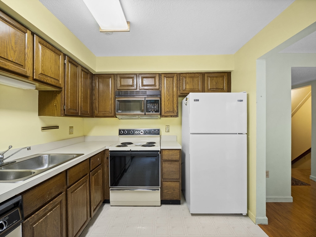 903 Foxwood Circle, Unit 903 Peabody, MA 01960 - Photo 8 of 41