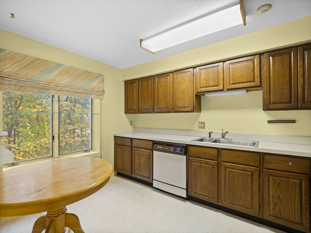 903 Foxwood Circle, Unit 903 Peabody, MA 01960 - Photo 10 of 41
