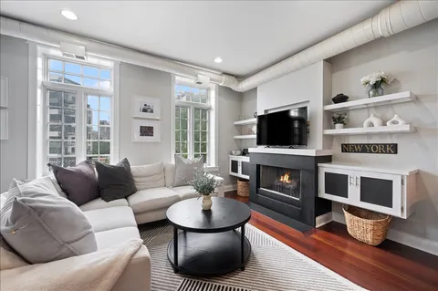 $515,000 | 636 North Racine Avenue, Unit 3S, Chicago, IL 60642