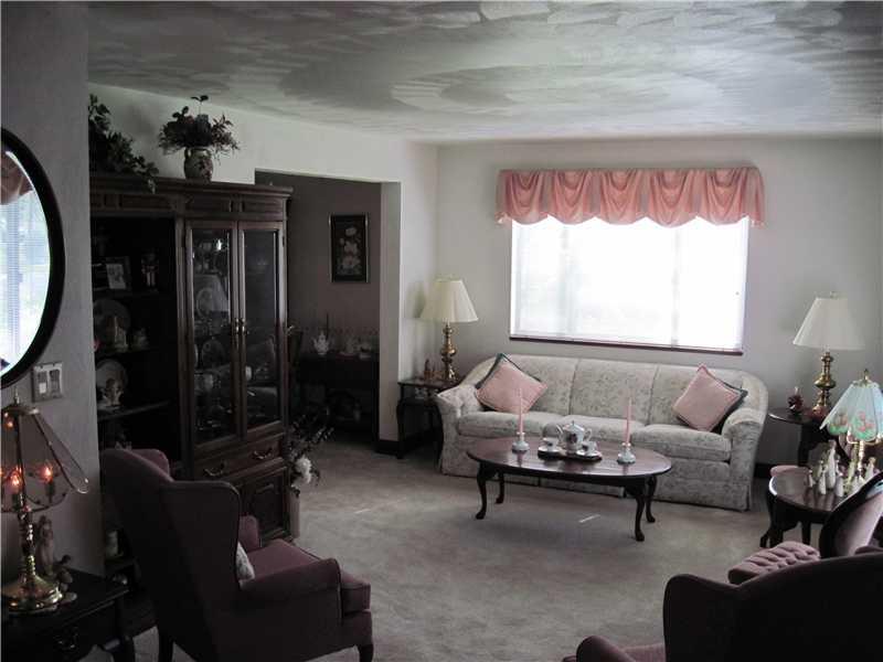 6227 Old Rte 8 Butler, PA 16002 - Photo 4 of 20 Living Room.